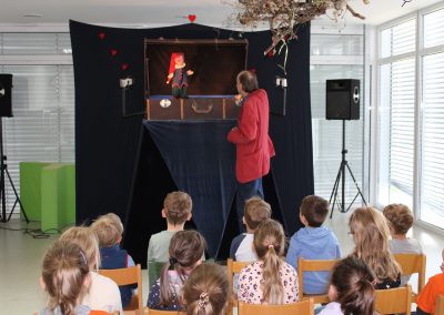 Christoph Stüttgen mit dem Kasperkoffer